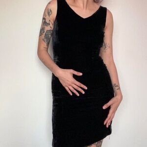 Vintage Black Velvet Sleeveless V-Neck Sheath Dress